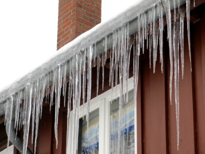 Eiszapfen an Dachrinne