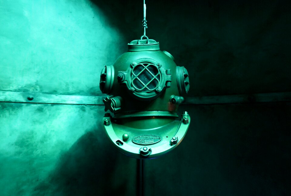 Underwater diving suit helm
