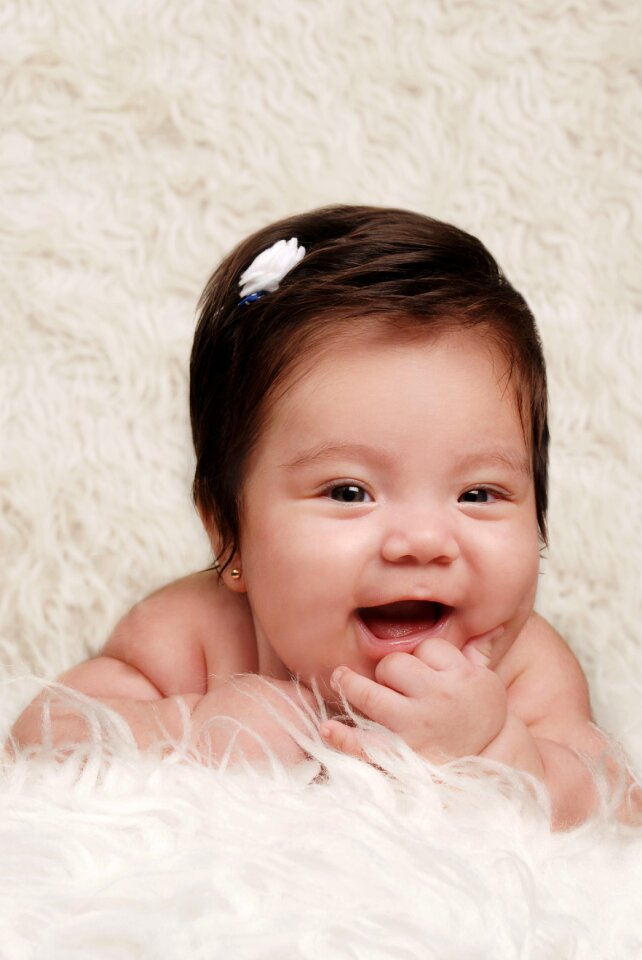 Laughing bebe hands