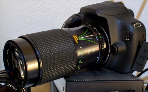Canon T5 e TRON MC AUTO ZOOM 1:4.0-5.6 F=70-210MM