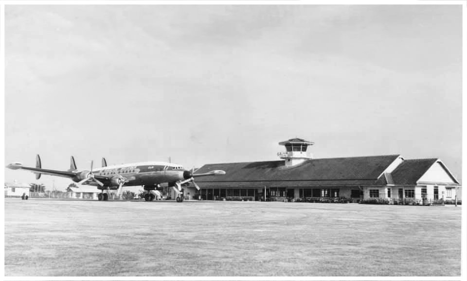 A KLM Lockheed Connie is sitting on the tarmac of Aerodrome Mokmer.