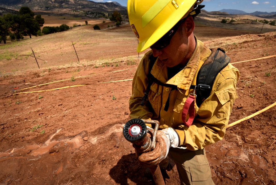 Firefighter David Zamora performing single hoselay (Lisa Cox/USFWS)