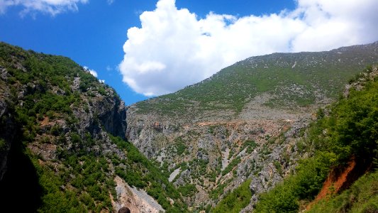 Natyë e qetë në një luginë.