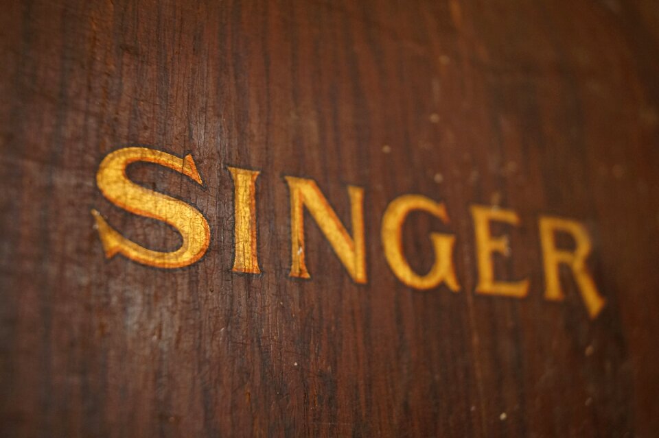 Global brand subtitle singer