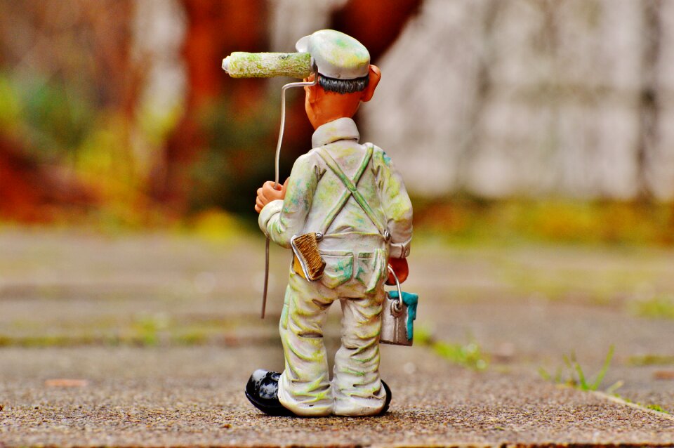 Figure painter working paint