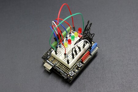 Electric electronic circuits education
