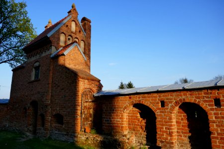 Wieża bramna (wikarówka) przy kościele św. Wawrzyńca w Kleczkowie od północnego zachodu photo