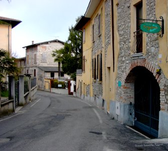 Scorcio di San Felice del Benaco < Via Conte Cavur > Brescia Lombardia Italia photo