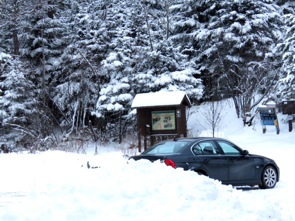 Sugarbush trailhead with car