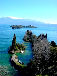 Punta dei Crosti con L'isola Borghese vista dal promontorio di San Fermo Portese San Felice del Benaco Brescia Lombardia Italia
