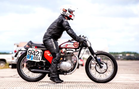 Loring July 2015: pushrod tom's BSA