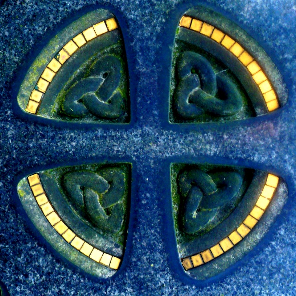 Celtic 'Triquetra'  in Quadranted Cross....Gold Mosaic.