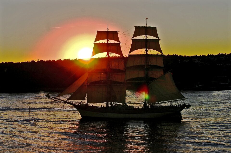 Evening light sail sailor
