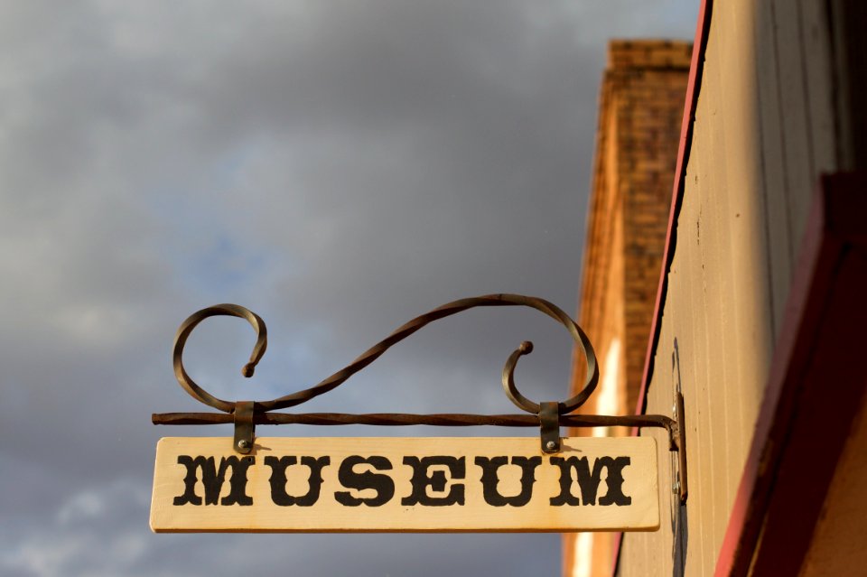 2010/365/220 There are Signs of Museums Here