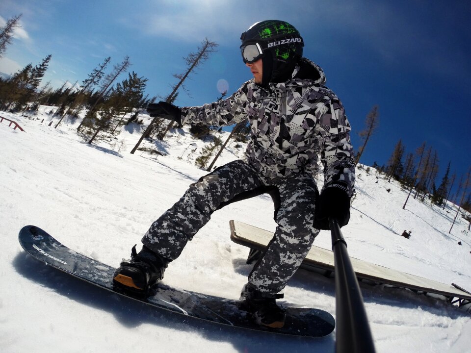 Snowboard mountains skis