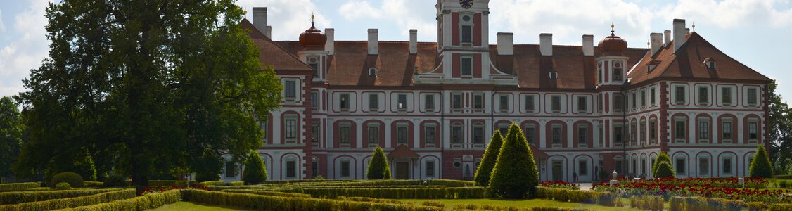 Panorama castle garden