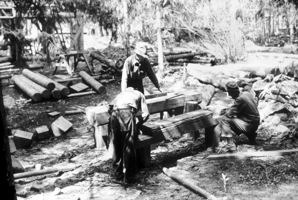 ccc-crew-builds-camp-table 21416198394 o