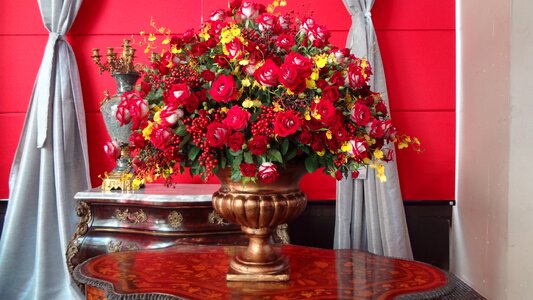 Flower arrangement red roses vase of flowers