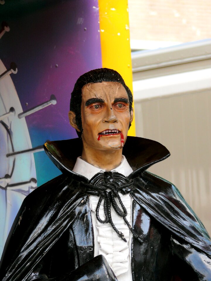 Statue dracula funfair