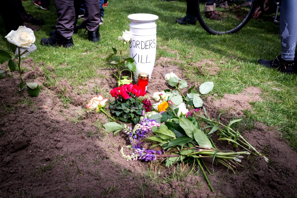 Marsch der Entschlossenen - Gräber vor dem Bundestag