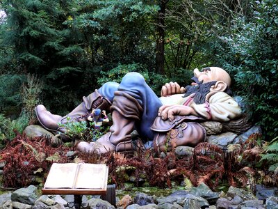 Theme image tom thumb and the giant