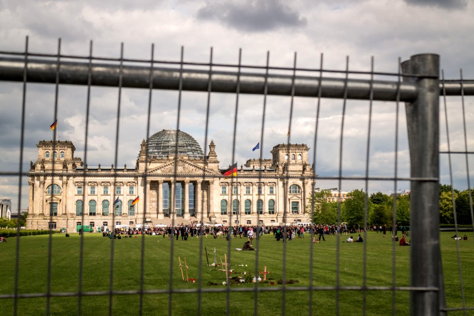 Marsch der Entschlossenen - Gräber vor dem Bundestag