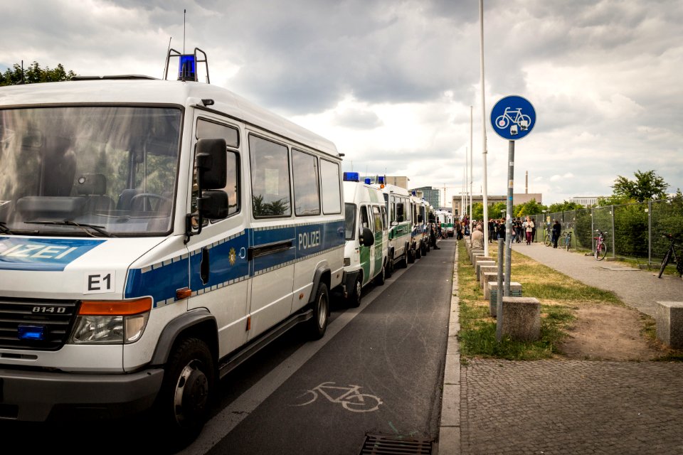 Marsch der Entschlossenen - Gräber vor dem Bundestag