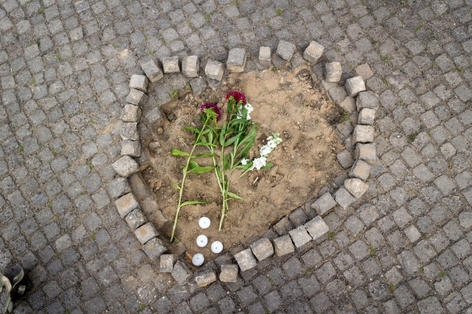 Marsch der Entschlossenen - Gräber vor dem Bundestag