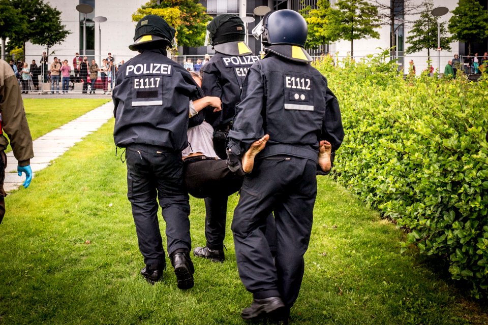 Marsch der Entschlossenen - Gräber vor dem Bundestag