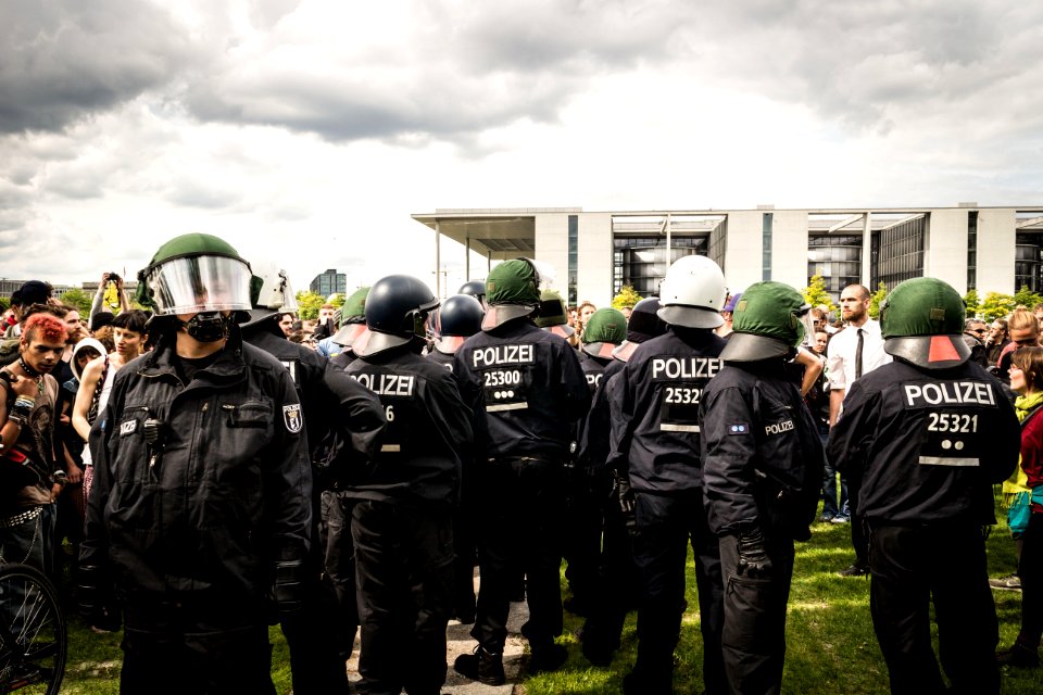 Marsch der Entschlossenen - Gräber vor dem Bundestag