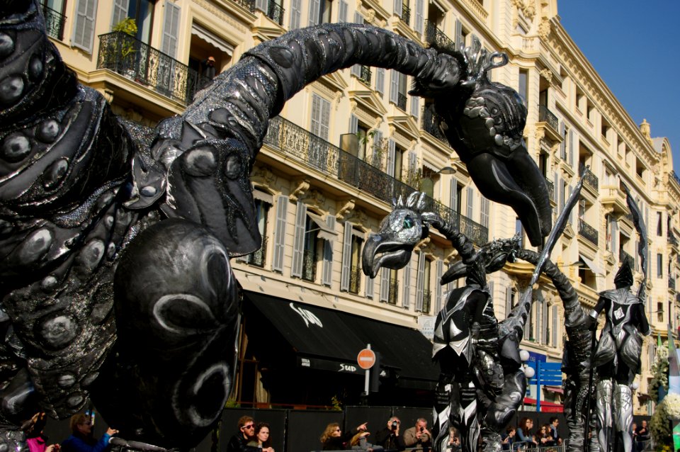 échassier au carnaval de nice