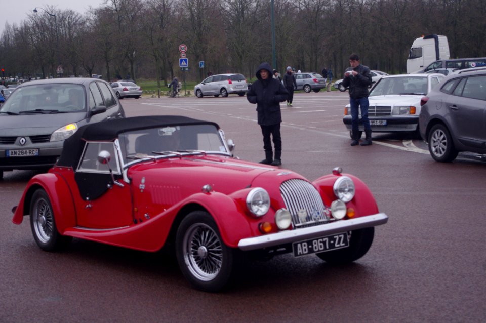 voiture rouge devant le chateau de vincennes