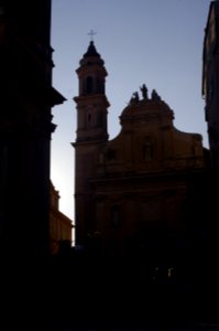 coucher du soleil sur église de menton photo