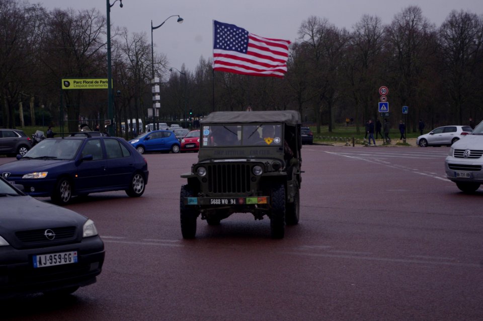 camionnette américaine de 1940 devant vincennes