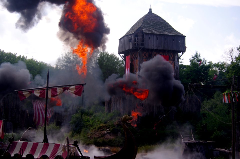 attaque de drakar au puy du fou