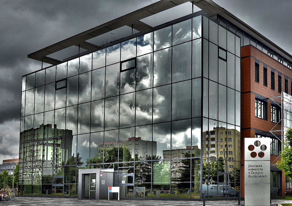 Dim reflection clouds
