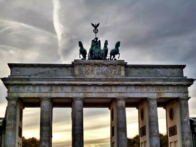 Columnar quadriga triumph goals
