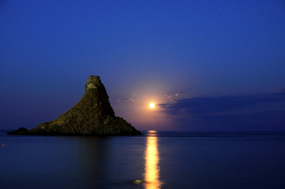 Acitrezza Faraglioni Moon Rise Sicilia Italy Italia - Creative Commons by gnuckx
