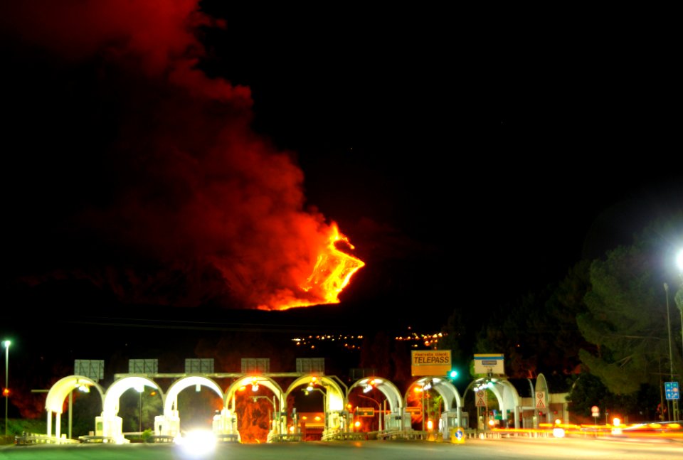 Etna Volcano Paroxysmal Eruption Jan 12 2011 - Creative Commons by gnuckx