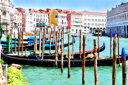 Gondolas at Hotel Ca' Sagredo - Grand Canal - Rialto - Venice Italy Venezia - Creative Commons by gnuckx