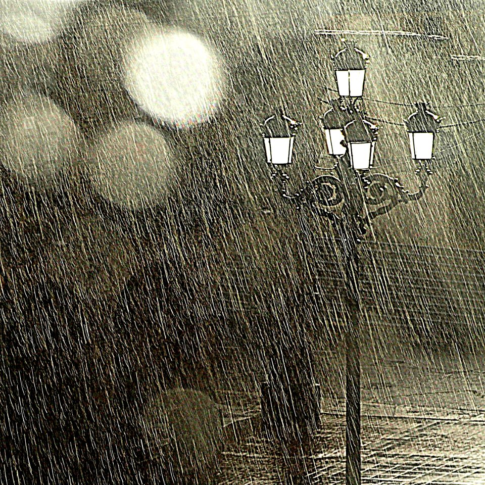 Farola brillando bajo la lluvia
