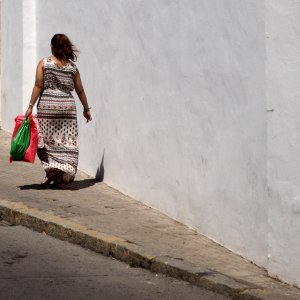 Mujer con bolsas