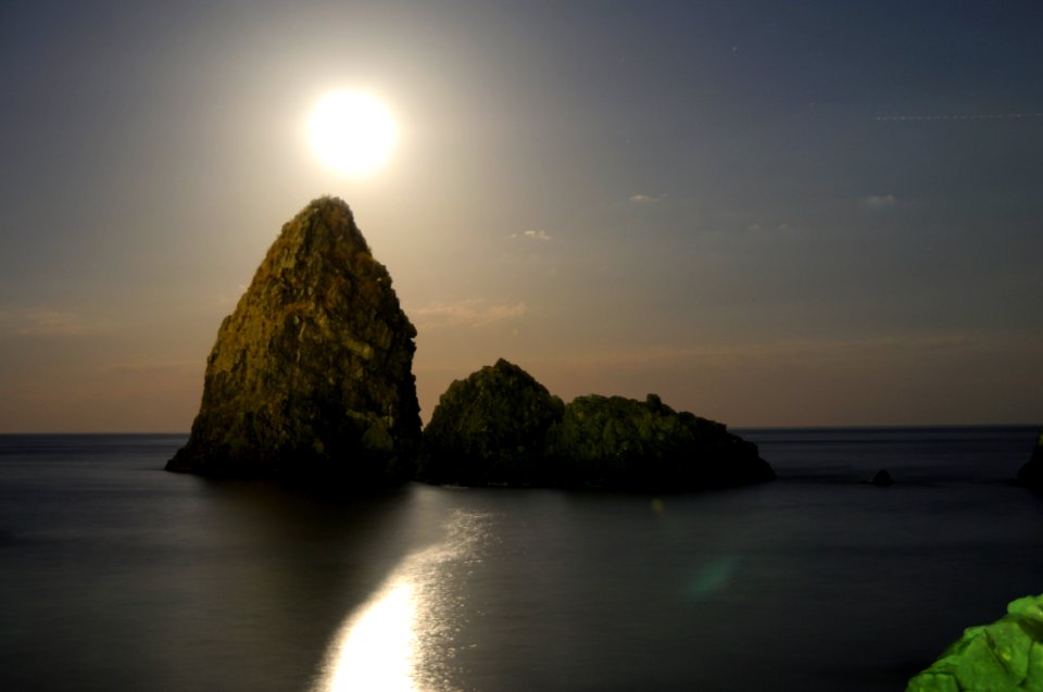 Acitrezza Faraglioni Moon Rise Sicilia Italy Italia - Creative Commons by gnuckx
