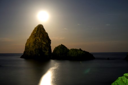 Acitrezza Faraglioni Moon Rise Sicilia Italy Italia - Creative Commons by gnuckx