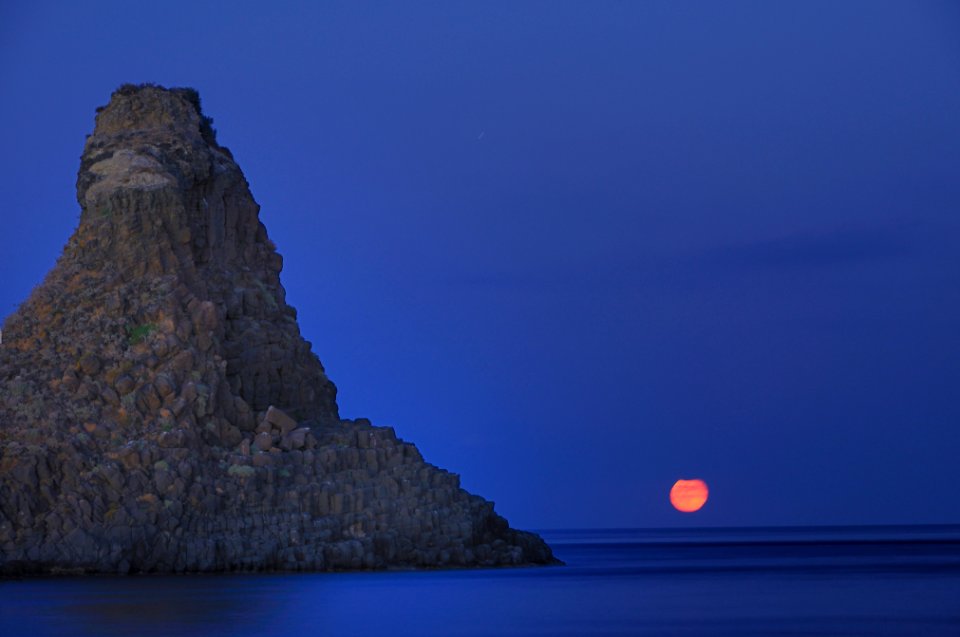 Acitrezza Faraglioni Moon Rise Sicilia Italy Italia - Creative Commons by gnuckx