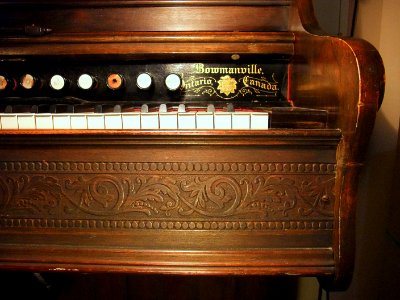 [promotional photo] Parlor reed organ