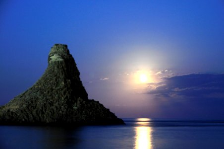 Acitrezza Faraglioni Moon Rise Sicilia Italy Italia - Creative Commons by gnuckx
