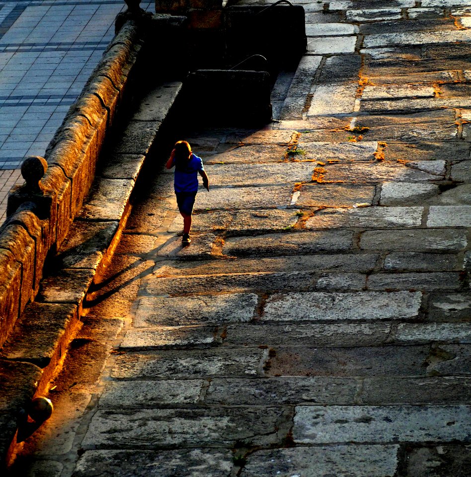 Atardecer, niño y pelota