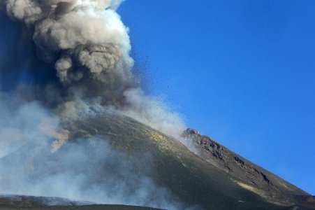 Etna Volcano Paroxysmal Eruption October 26 2013 - Creative Commons by gnuckx