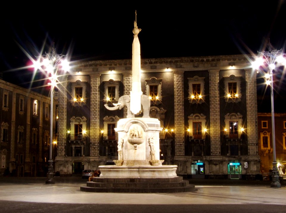 Piazza Duomo-Catania-Sicilia-Italy - Creative Commons by gnuckx